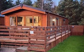 Hazel Oaks, Beautiful Lodge With Hot Tub - Sleeps 6 - Felmoor Park