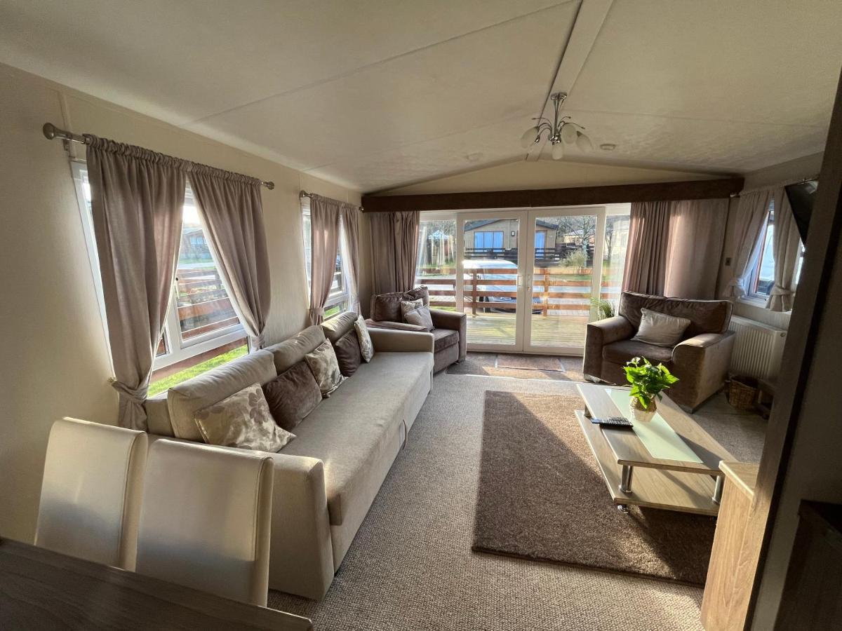 Hazel Oaks, Beautiful Lodge With Hot Tub - Sleeps 6 - Felmoor Park Morpeth Exterior photo