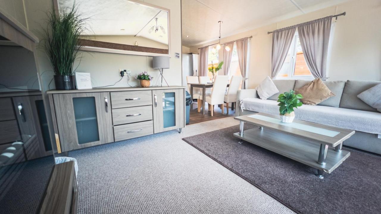 Hazel Oaks, Beautiful Lodge With Hot Tub - Sleeps 6 - Felmoor Park Morpeth Exterior photo