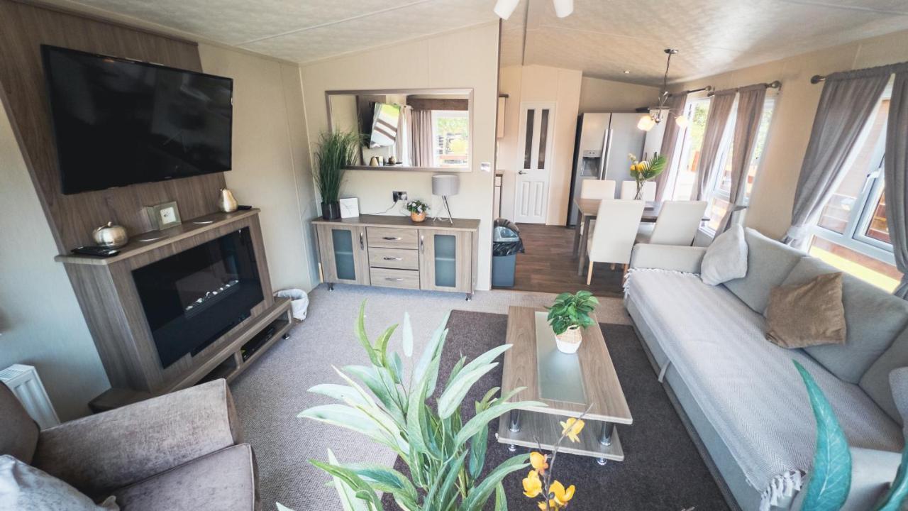 Hazel Oaks, Beautiful Lodge With Hot Tub - Sleeps 6 - Felmoor Park Morpeth Exterior photo