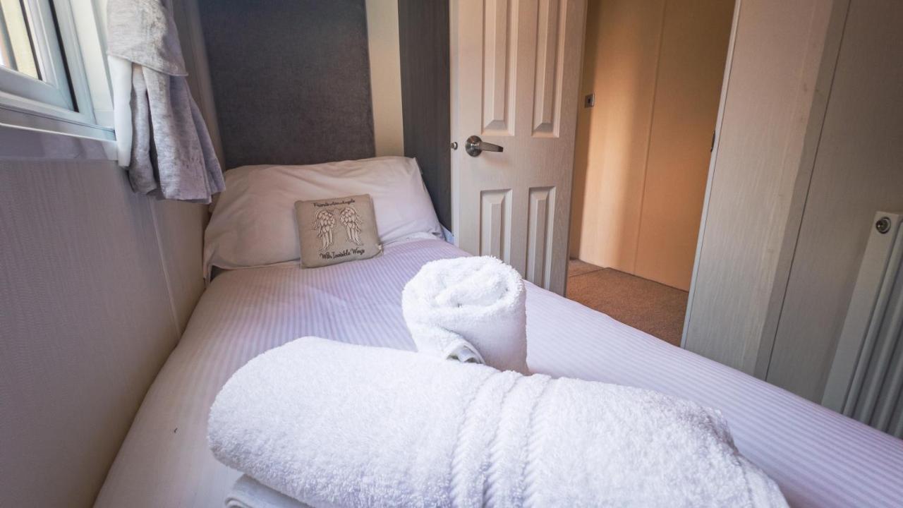 Hazel Oaks, Beautiful Lodge With Hot Tub - Sleeps 6 - Felmoor Park Morpeth Exterior photo