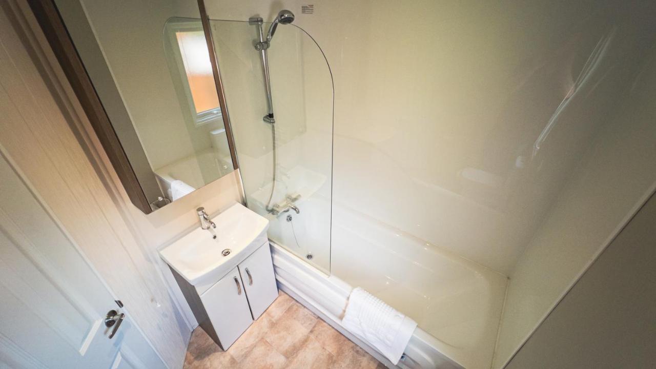 Hazel Oaks, Beautiful Lodge With Hot Tub - Sleeps 6 - Felmoor Park Morpeth Exterior photo