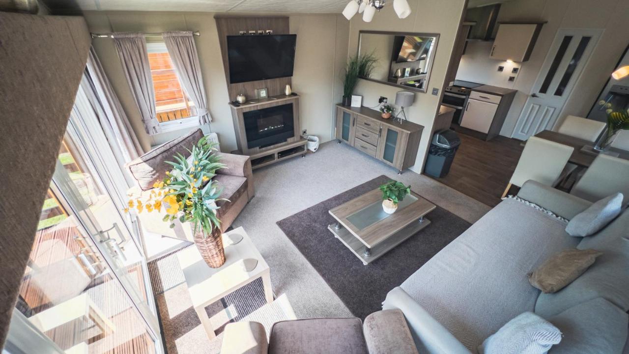 Hazel Oaks, Beautiful Lodge With Hot Tub - Sleeps 6 - Felmoor Park Morpeth Exterior photo